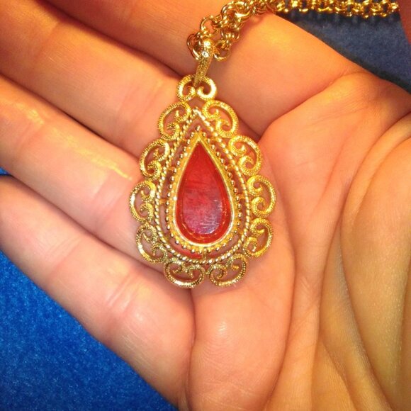 Vintage Avon Gold Tone Necklace Pendant With Tear Drop Shaped Faux Red Gemstone - Picture 8 of 17